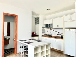 Apartamento | Cozinha privada | Micro-ondas, cooktop, talheres/pratos/utensílios de cozinha
