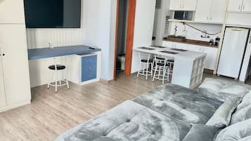 Apartamento | Zona de estar | Smart TV de 55 pulgadas con canales digitales, una televisión