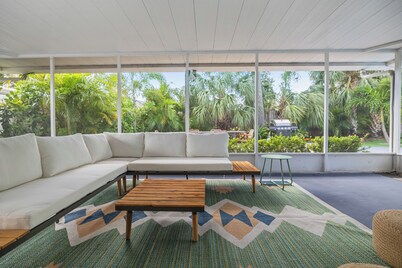 Tropical Oasis - Heated Pool - Hot Tub - Downtown and Beaches