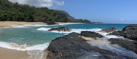 En la playa y camastros