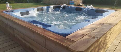 Outdoor spa tub