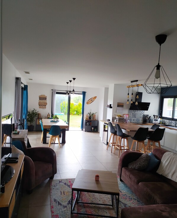 Fernseher, DVD-Player, Bücher