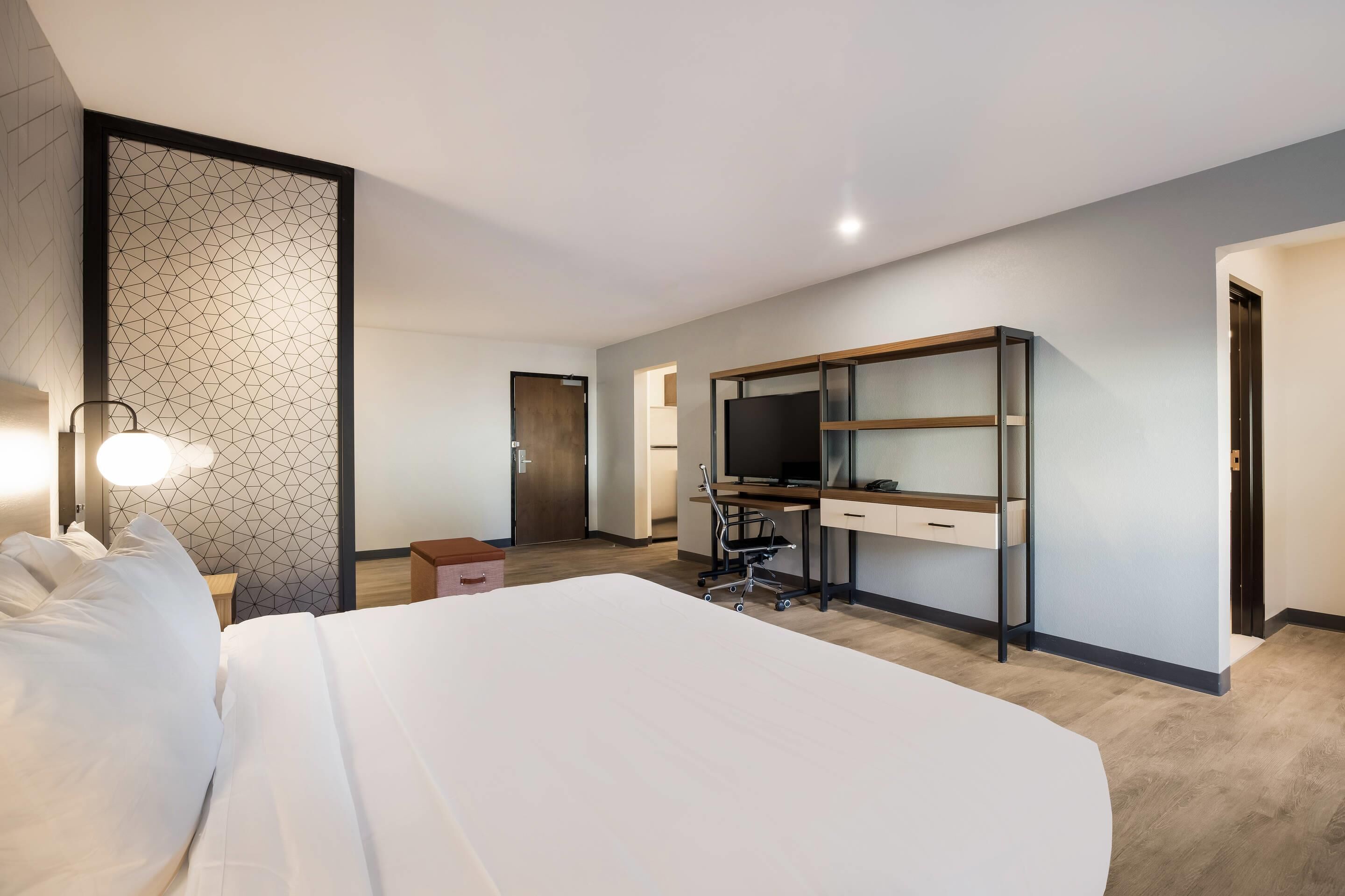 Desk, laptop workspace, WiFi (free), bed sheets