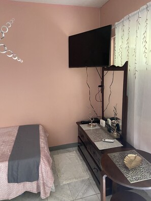 1 bedroom, free WiFi, bed sheets - Dolton's Private 2 Bed Studio Cool AC Wifi - 5 min from 7 Mile Beach! (Negril)