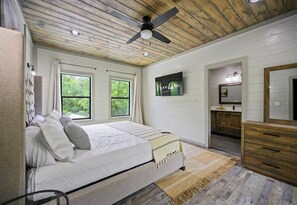 5 bedrooms, WiFi, bed sheets - Game Room | Private Heated Pool | Sleeps 24 (Broken Bow)