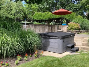 Outdoor spa tub - refinished barn with pool table, ping pong, pool and hot tub! (Lancaster)