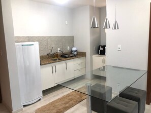 Apartment | Private kitchen | Microwave, cookware/dishes/utensils - Saint Sebastian 213 Duplex no Centro (Jaragua do Sul)