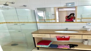 Apartment | Bathroom | Separate tub and shower, jetted tub, rainfall showerhead, towels