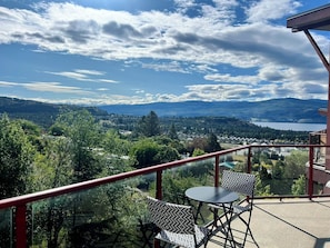 Outdoor dining - Peaceful Retreat with Breathtaking View (West Kelowna)