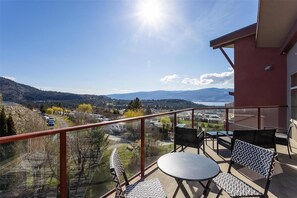 Outdoor dining - Peaceful Retreat with Breathtaking View (West Kelowna)