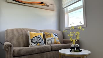 Elite Cabin, 2 Bedrooms, Ground Floor | Ruang tamu | 30 inci televisyen skrin rata dengan kabel, TV