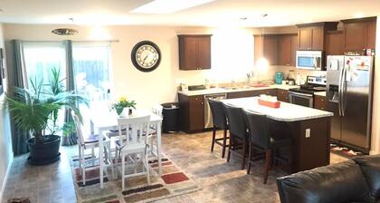 Beautiful 3 bed 2 bath house 2mi from ferry to downtown Seattle