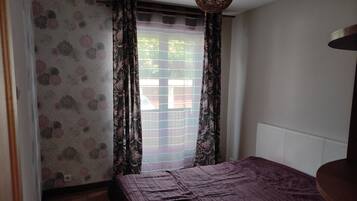 1 slaapkamer, een strijkplank/strijkijzer, wifi