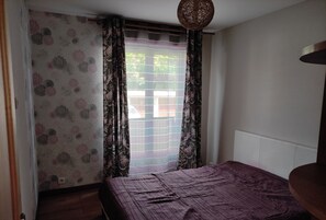 1 slaapkamer, een strijkplank/strijkijzer, wifi