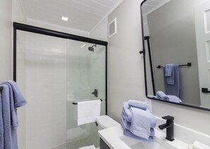 Ensemble douche/baignoire, serviettes fournies