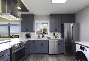 Geladeira, micro-ondas, fogão, cooktop
