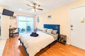 1 bedroom, desk, iron/ironing board, free WiFi - Cozy Studio - Mins to WeWork, Sony Pics & Venice with Parking (Culver City)