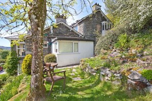 Outdoor dining - Drawing Room, grand apartment with stunning lake views across Beatrix Potter country (Far Sawrey)