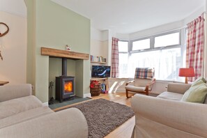 Smart TV, fireplace - Green Croft - garden cottage in Coniston village (CONISTON)