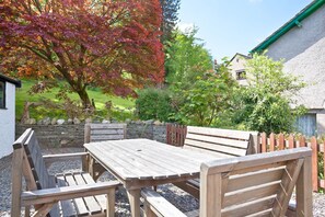 Outdoor dining - Green Croft - garden cottage in Coniston village (CONISTON)