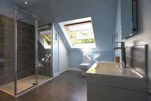 Badekar, hårtørrer, håndklæder