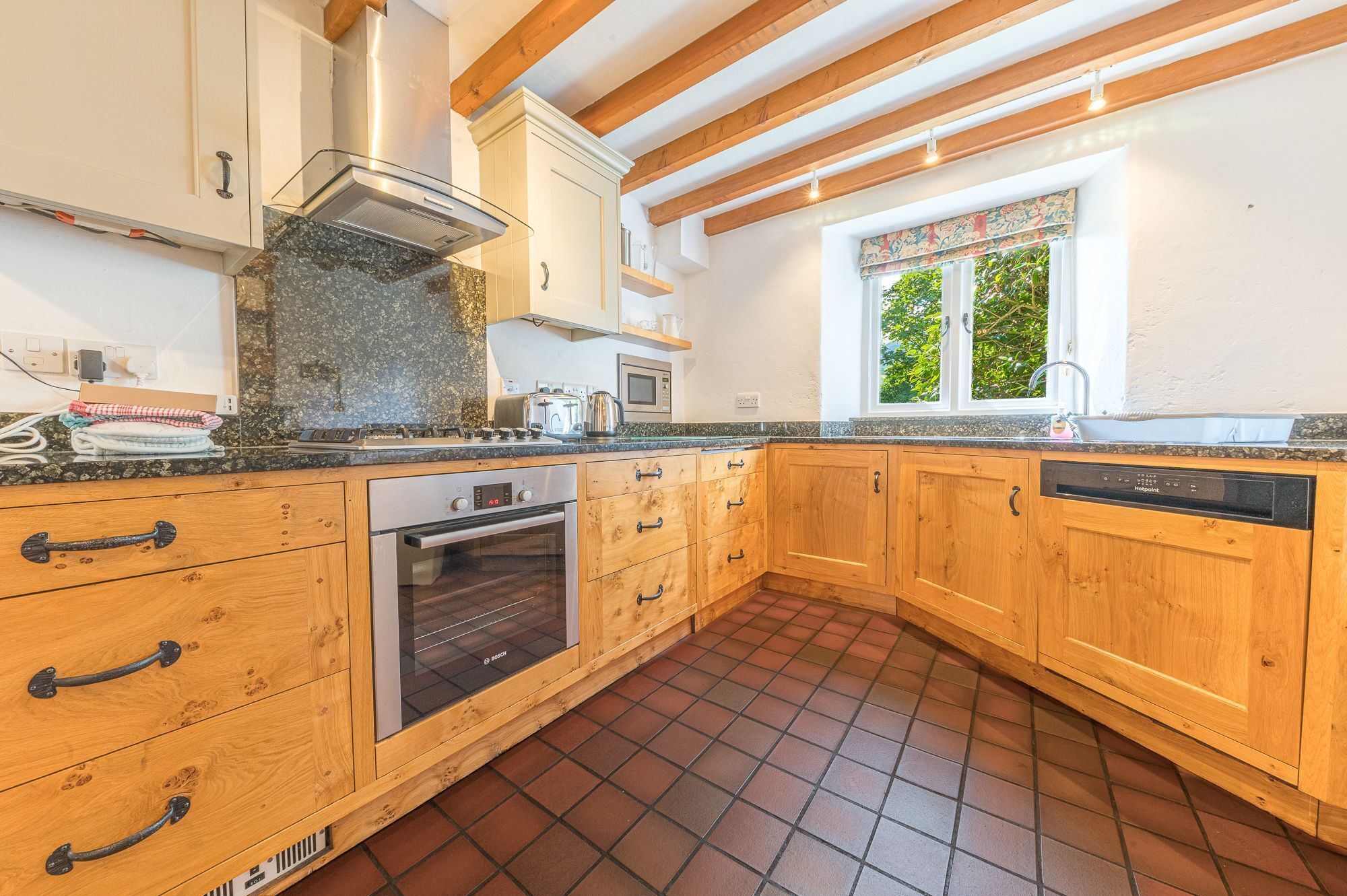 ثلاجة، ميكروويف، فرن، موقد طهي مسطح