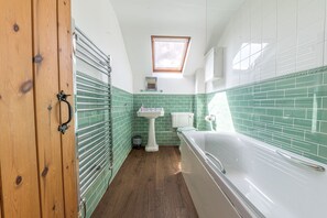 Combined shower/tub, hair dryer, towels - Smithy Cottage - large village cottage for 6 with riverside garden (Coniston)