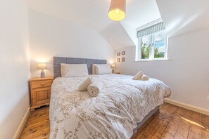 3 bedrooms, iron/ironing board, travel crib, free WiFi - Smithy Cottage - large village cottage for 6 with riverside garden (Coniston)