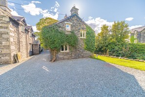 Property grounds - Smithy Cottage - large village cottage for 6 with riverside garden (Coniston)