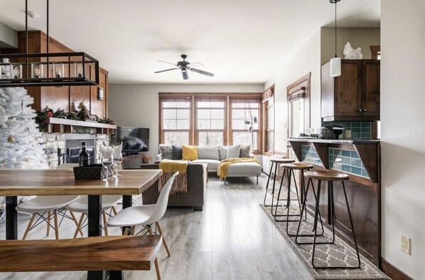 Smart-TV, Kamin, Videospiele, DVD-Player