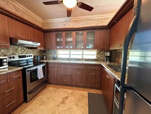 Køleskab, mikrobølgeovn, ovn, kogeplade