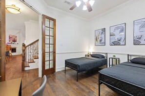 4 quartos, escrivaninha, ferros/tábuas de passar roupa