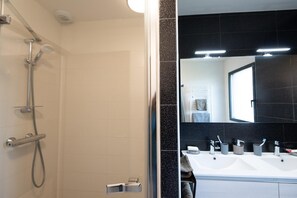 Shower, hair dryer, towels - Between brooms and thistles (BANASSAC)
