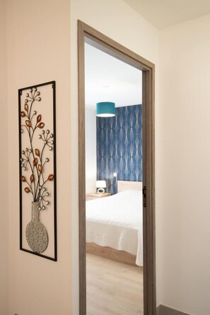 3 chambres, fer et planche à repasser, lit de bébé portatif