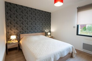 3 chambres, fer et planche à repasser, lit parapluie