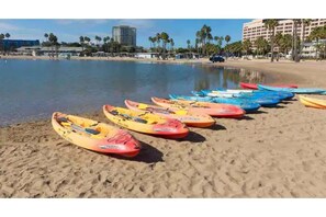 Chaises longues, serviettes de plage