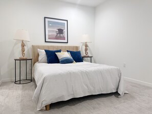 2 sovrum, värdeförvaringsskåp på rummet och skrivbord