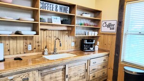 Una cocina con armarios de madera, un letrero que dice 'cafetería' y una cafetera.