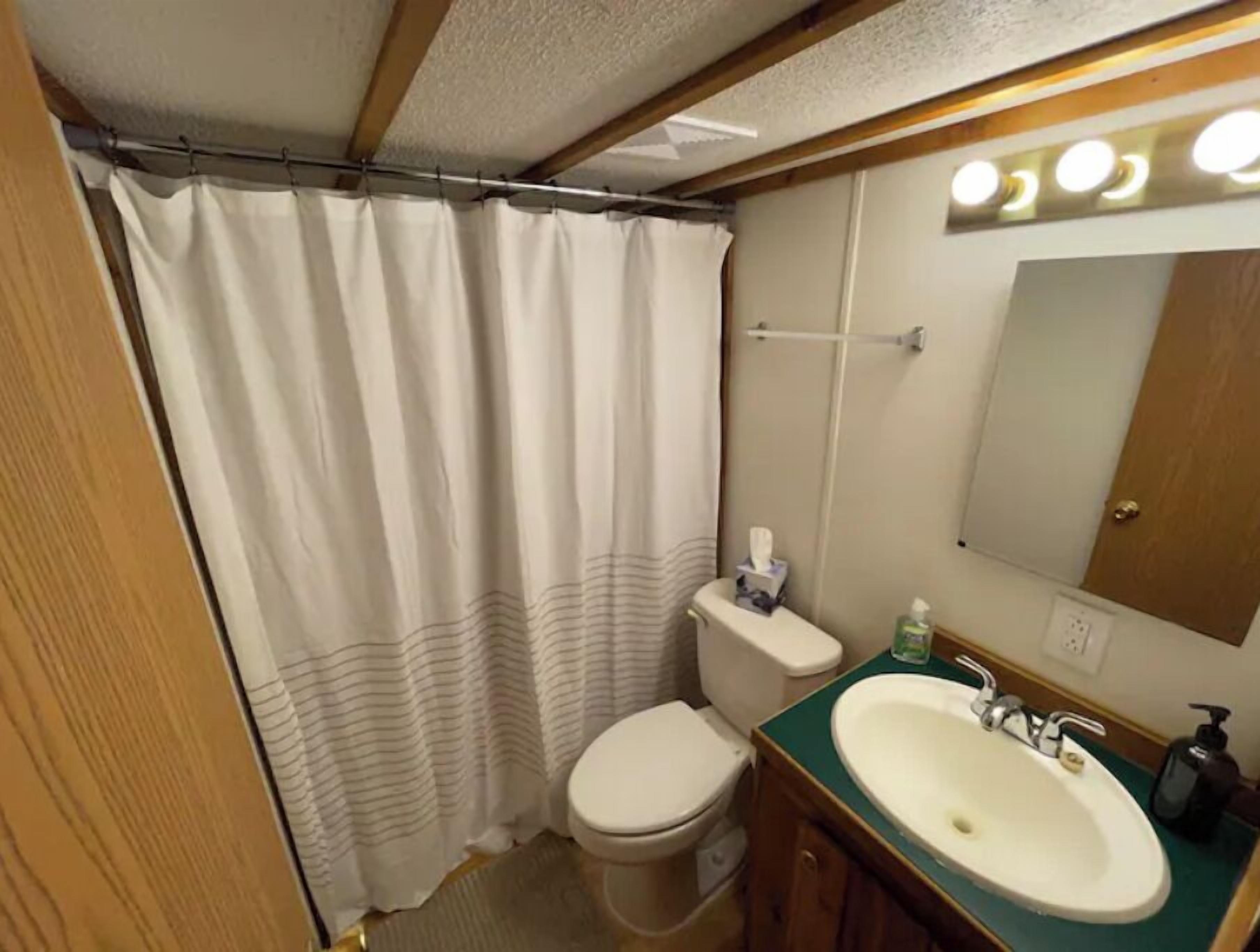 Combined shower/bathtub, hair dryer, towels, soap