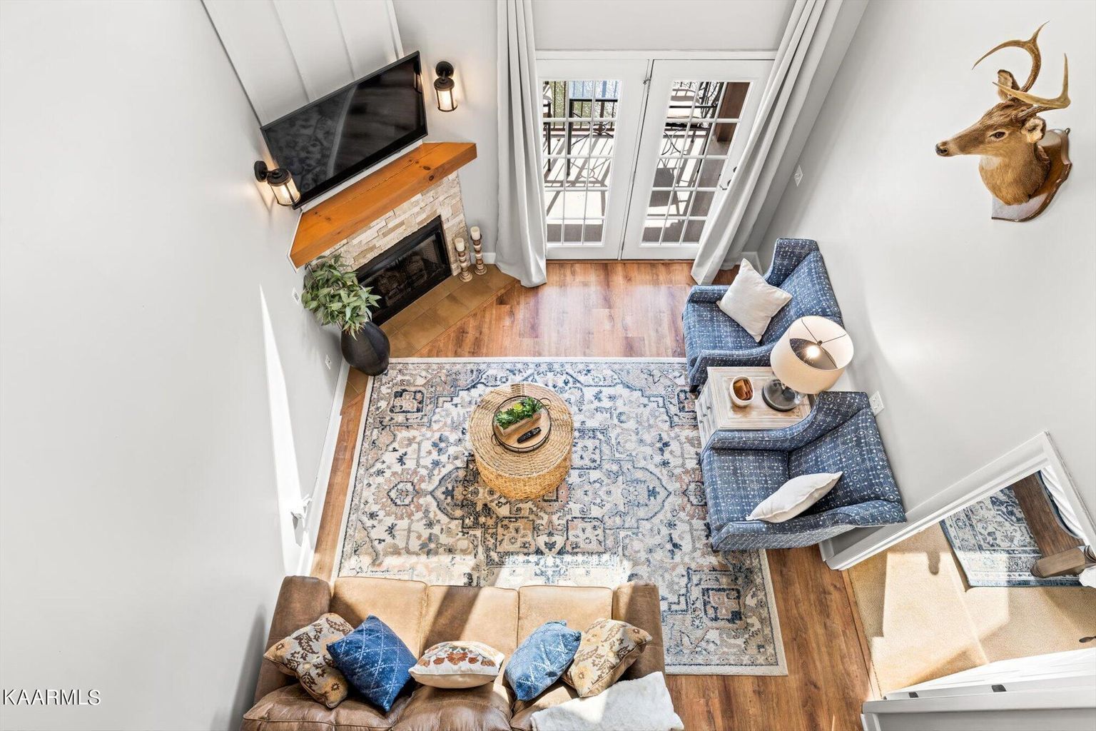 Smart-tv, een open haard en tafelvoetbal