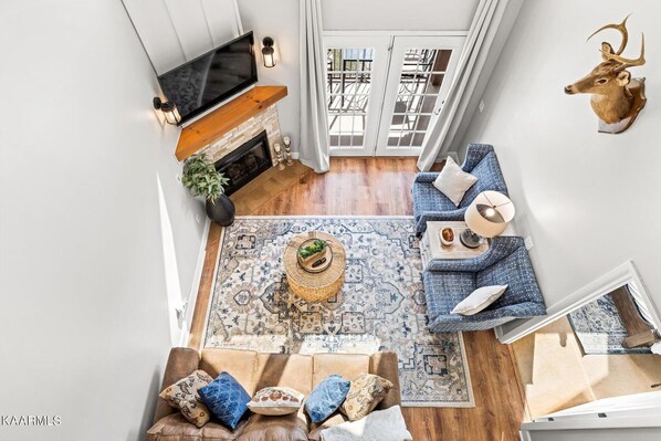 Smart TV, chimenea y futbolito 