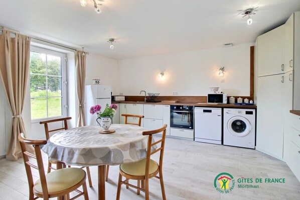 Een koelkast, een microgolfoven, een oven, een kookplaat