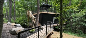 The Oaklyn Container ~ Hocking Hills ~ Hot tub ~ Firepit ~ Wifi