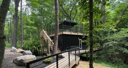 The Oaklyn Container ~ Hocking Hills ~ Hot tub ~ Firepit ~ Wifi