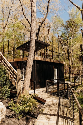 The Oaklyn Container ~ Hocking Hills ~ Hot tub ~ Firepit ~ Wifi