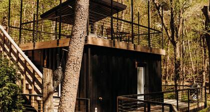 The Oaklyn Container ~ Hocking Hills ~ Hot tub ~ Firepit ~ Wifi