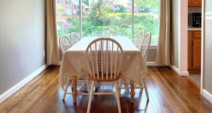 Entire Cozy 3 bedrooms Single Bungalow House in Arlington Near DC