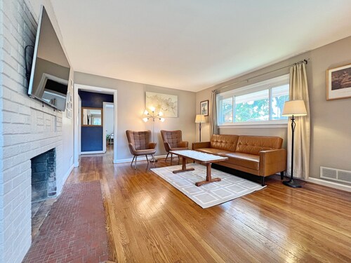 Entire Cozy 3 bedrooms Single Bungalow House in Arlington Near DC