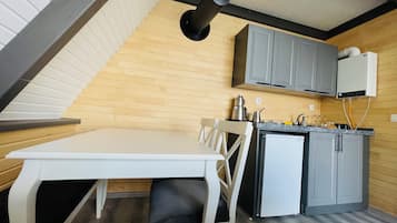 Mini-fridge, electric kettle, cookware/dishes/utensils