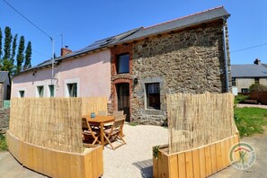 Outdoor dining - Les Acanthes - Quebriac (QUEBRIAC)
